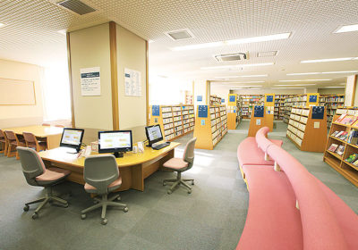  図書室<br>約60,000冊の蔵書は6年間の知育の宝庫。