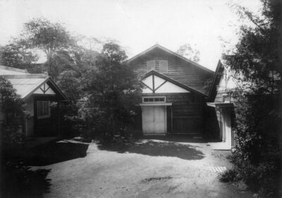 1923年11月に授業が始まった羽沢仮校舎