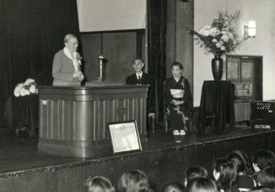 校内での叙勲祝賀式（1956年）