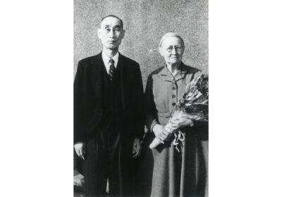 帰国送別会、澤田源一館長と（1957年）