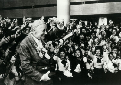 羽田空港から帰国するトロット先生と見送る生徒たち（1957年）
