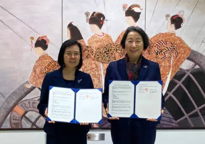 渡部さなえ東京女学館中学校・高等学校校長（左）、髙橋裕子津田塾大学学長（右）