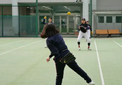 ソフトボール部が本校の小学生と交流会を行いました | 東京女学館