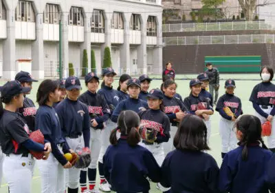 ソフトボール部が本校の小学生と交流会を行いました | 東京女学館