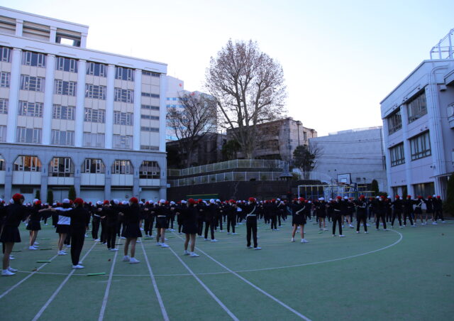 寒い中での体操朝会