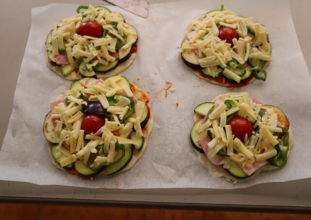 収穫した野菜でピザ作り