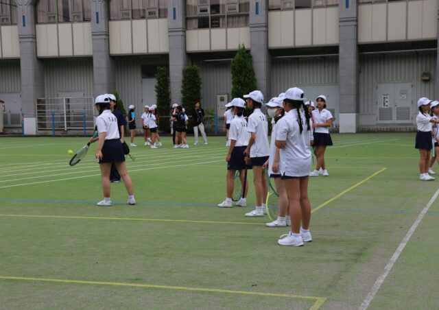 校庭でのクラブ活動