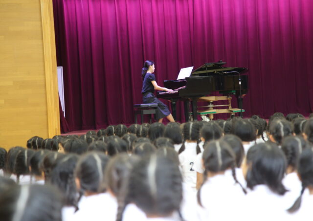 歌声が響く音楽朝会